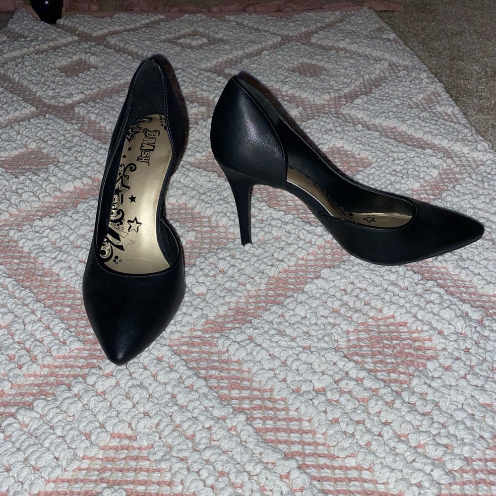 Black pumps